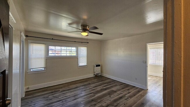 Photo - **519 E 17th St Long Beach** Upstairs 2 be...