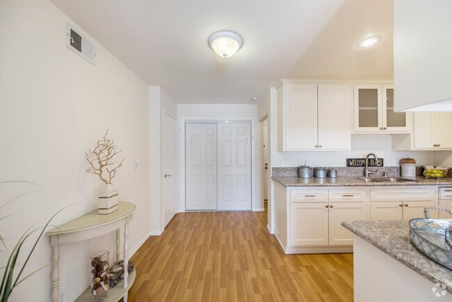 Building Photo - 1600 Ardmore Ave Unit 327 Rental