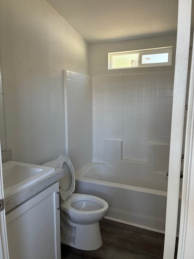 Photo - 435 E 5th St