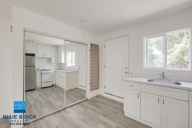 Photo - 14025 Victory Blvd