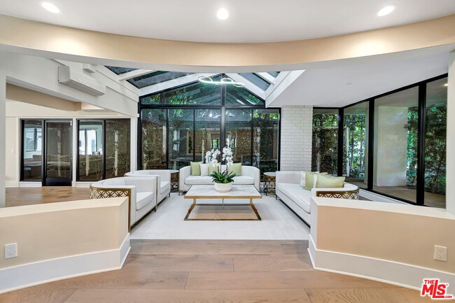 Photo - 721 N Beverly Dr