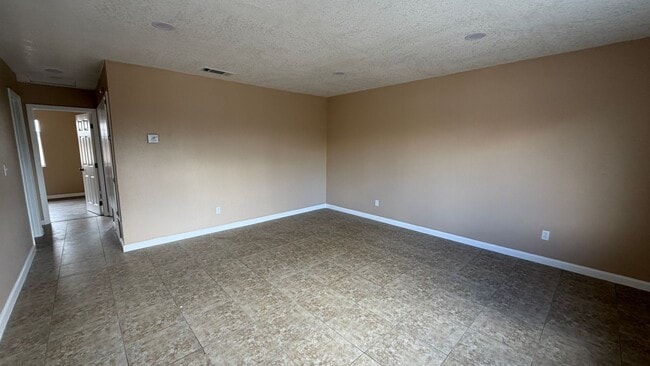Building Photo - Two Bedroom One Bathroom Apartment in San Bernardino! Unit 6