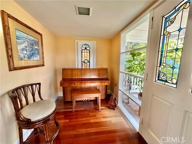 Photo - 560 Flora St