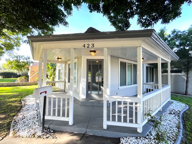 Building Photo - REMODELED 2 BED, 1.5 BATH IN CORONA