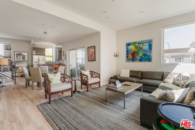 Photo - 6072 Pickford St