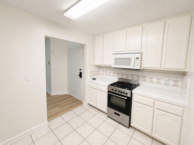 Photo - 15040 Moorpark St