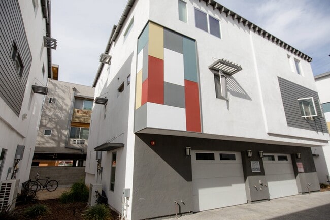 F78--1168 W. 36th Place - F78--1168 W. 36th Place Townhomes