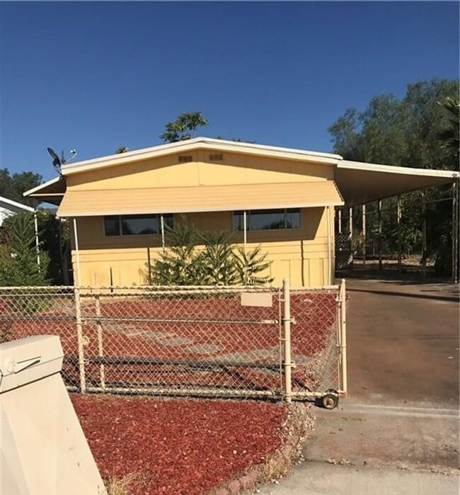 Building Photo - 3 Bed / 2 Bath Manufactured Home in Hemet!