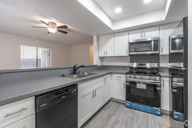 2BR, 2BA - 948SF - Kitchen - Villas at Columbia