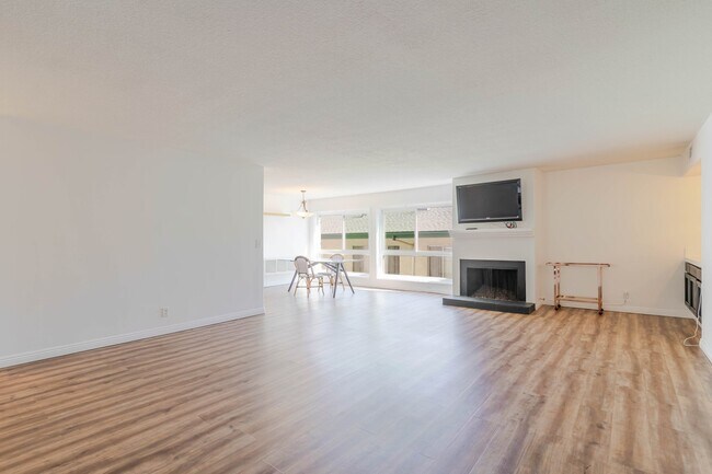 Photo - 13543 Moorpark St