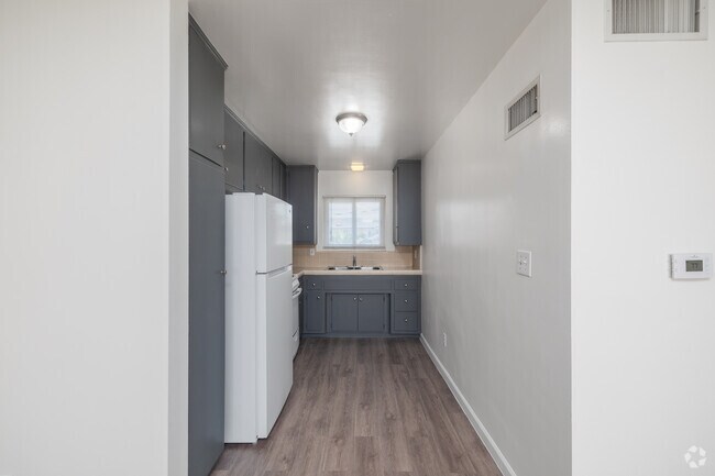 1BR, 1BA - 655SF - Kitchen - 536 S. Flower St