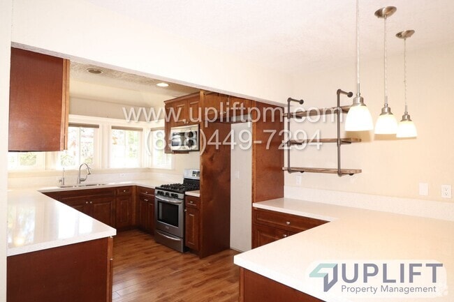Building Photo - 4 Bedroom 2 Bath with Garage and Greenhous... Rental