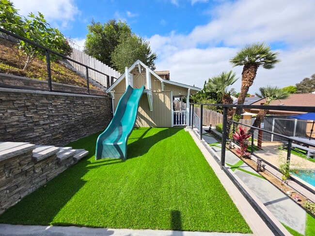 Photo - 6097 Charae St