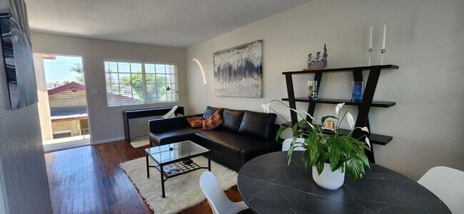 Kensington: Renovated Spacious Residence: ... - Kensington: Renovated Spacious Residence: ... Apartment Unit 4150 Monroe- 4148-1/2