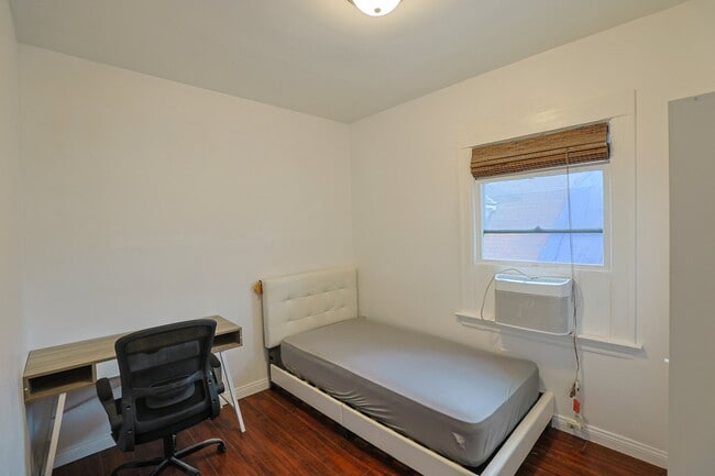 Building Photo - 2624 S Budlong Ave Unit 2624 S Budlong Ave