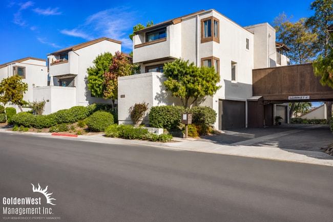 Building Photo - Bright & Airy 2Bdm 1Ba Townhome in San Diego!
