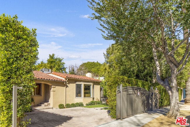 Photo - 735 Westmount Dr House