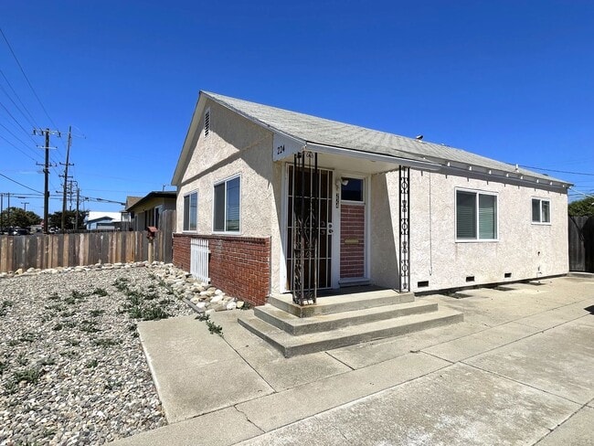 Building Photo - Centrally Located Two Bedroom Home