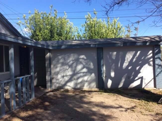 Building Photo - 4006 Mennes Ave Unit 3/4