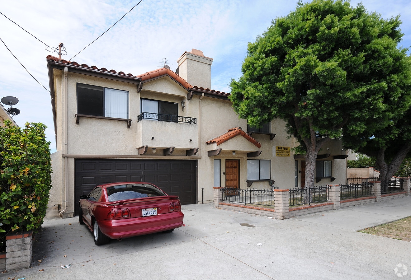 Photo - 555 W 20th St