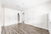 3BR, 2BA - 675SF - Living Room - Lexington Ave