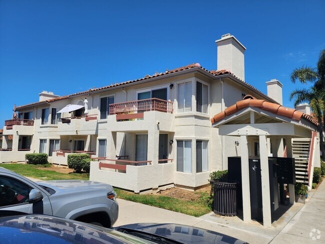 Building Photo - Vibrant 2 bedroom/2 bath condo in a great ...
