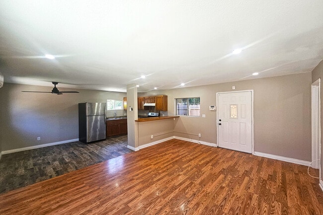 Building Photo - 6946 Jellico Ave Unit 1/2