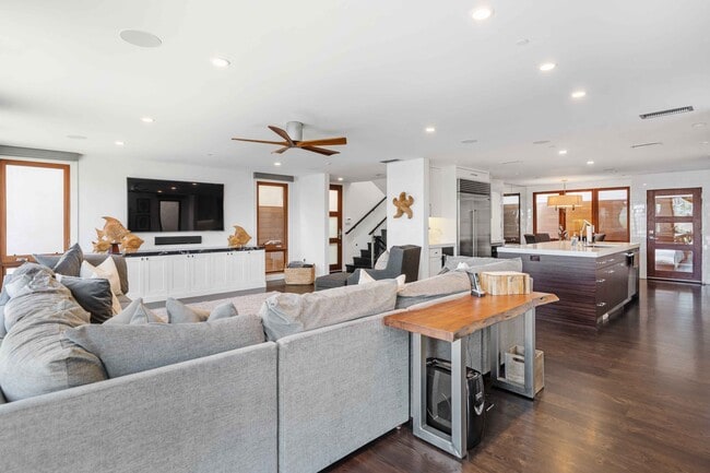 Photo - 716 Manhattan Ave