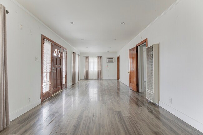 Photo - 10733 Louise Ave