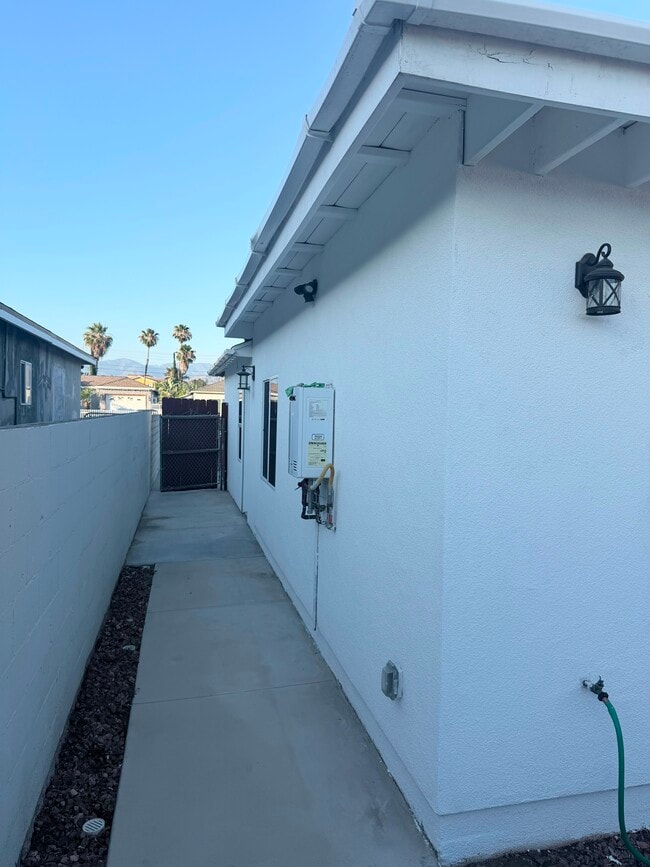 Photo - 9733 Omelveny Ave