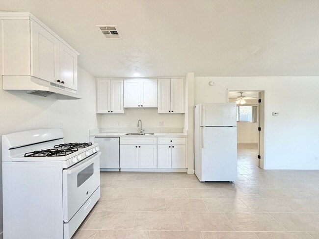 Building Photo - 579 Highland Dr Unit 05