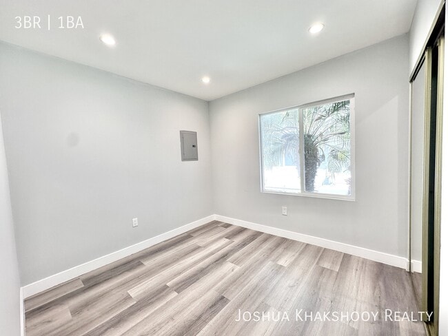 Photo - 6433 S Victoria Ave