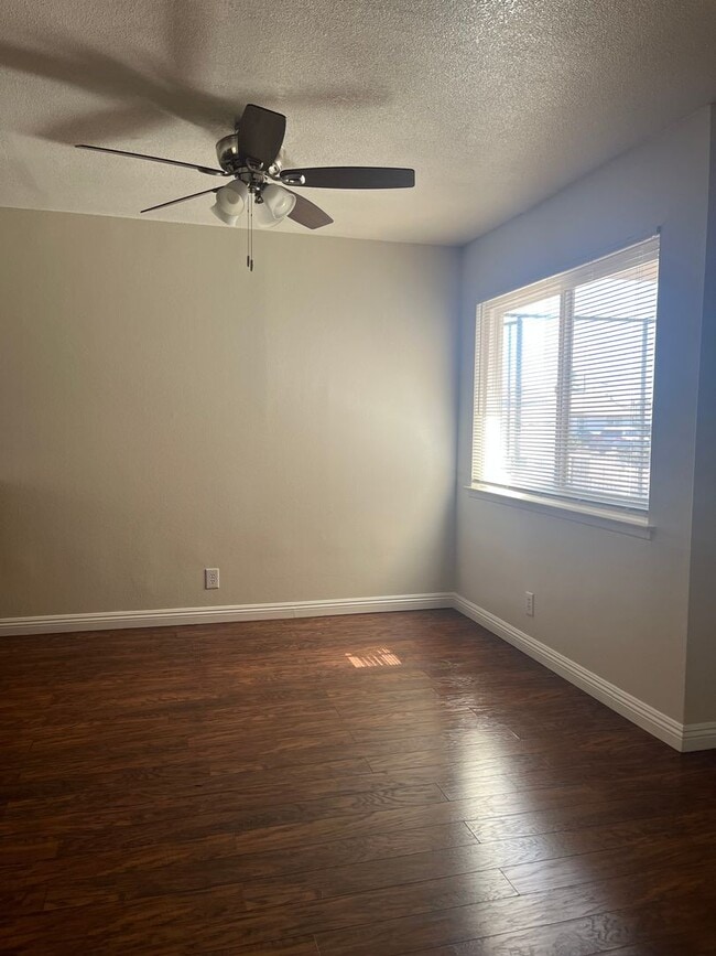 Photo - 4 bedroom 2bathroom Home Available now!