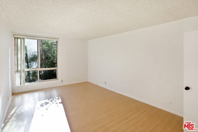 Photo - 809 S Bundy Dr Unit 103