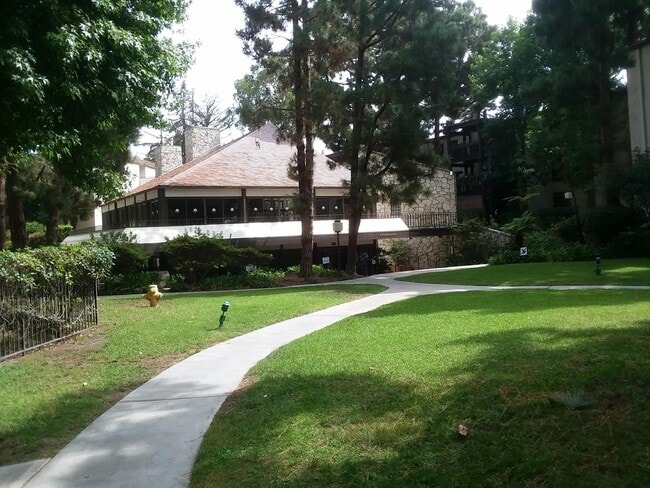 Cross Creek Grounds and Clubhouse - 7765 W 91st St Condo Unit F2107