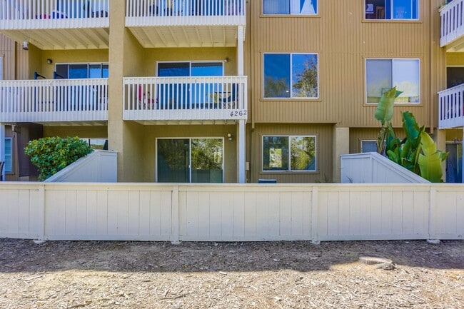 Building Photo - 2 Bedroom Oceanside Condo, with Private Ya...