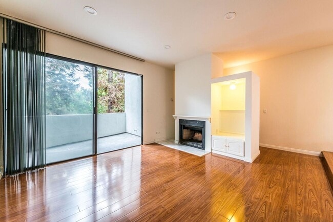 Building Photo - Modern Style 3 Bed / 3 Bath Townhouse + Bonus Room in North Alhambra!