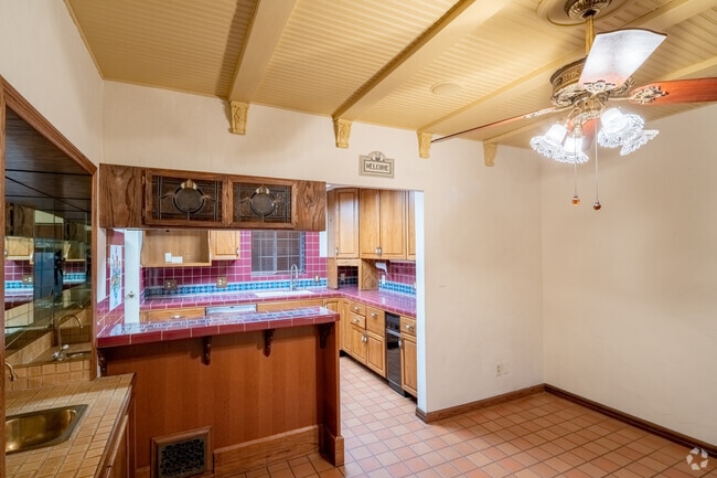 Dining Room - 1757 E Ocean Blvd