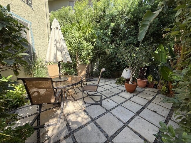 left patio and seating - 1119 Hacienda Pl Unit 1119 34