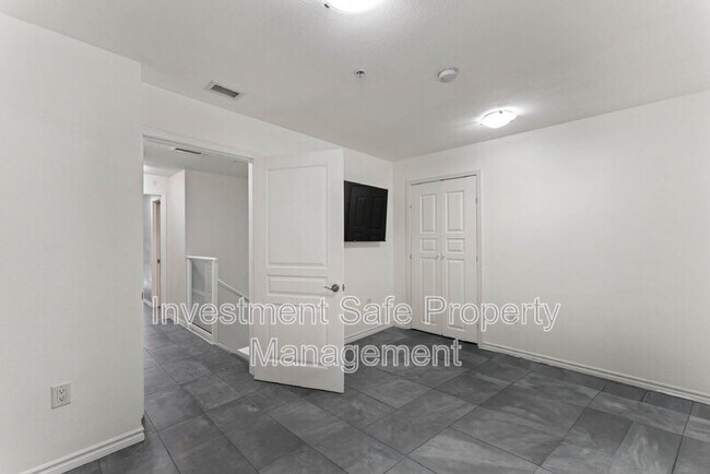 Photo - 300 W Beech St Unit #2