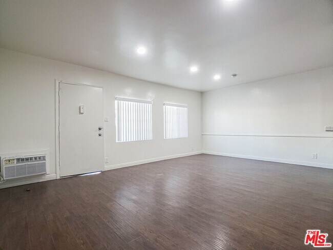 Photo - 453 N Kingsley Dr Unit 4