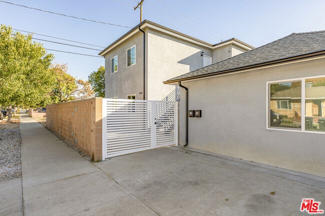 Photo - 3623 W Victory Blvd Unit 201