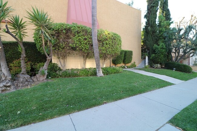 Building Photo - Townhome for Lease in Desirable Encino!