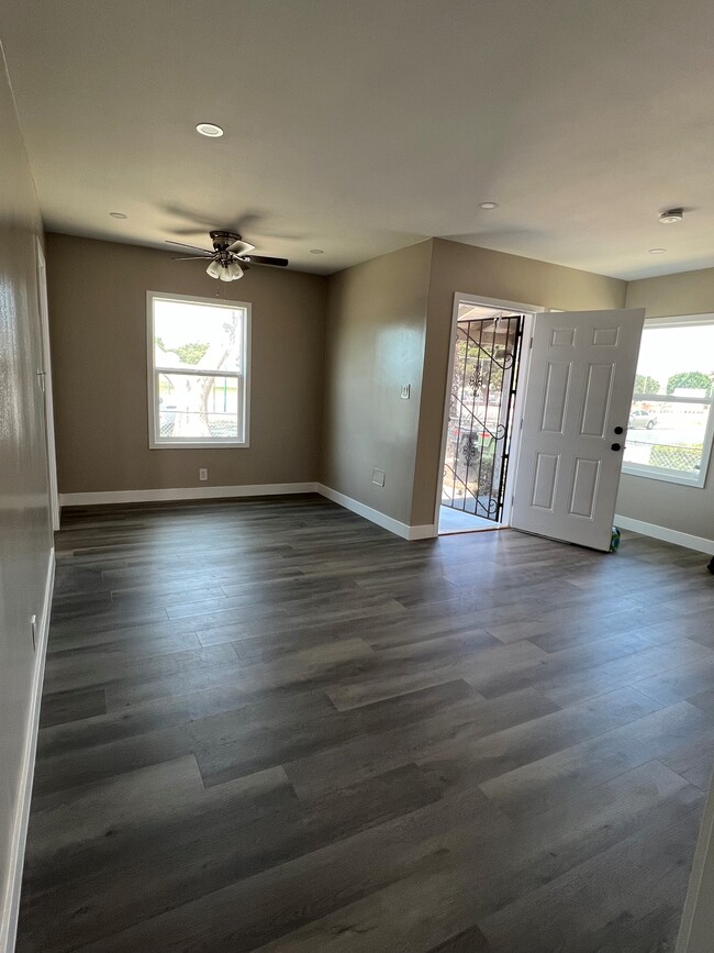 Living/Diing Area - 9332 S 6th Ave House Unit 9332