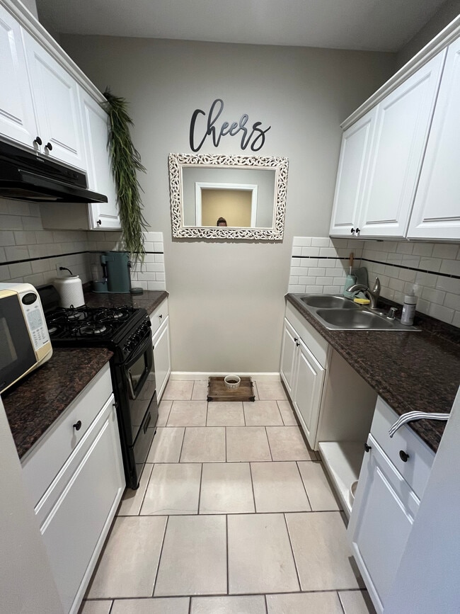 Building Photo - 915 Irving Dr Unit ADU