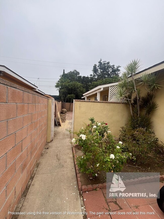 Building Photo - 701 E Chalynn Cir Unit 701