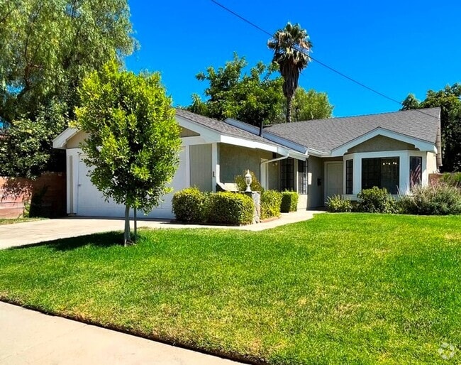 Building Photo - Single-story in Van Nuys w/3+2, bonus room... Rental