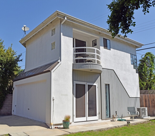 Studio w/balcony is on 2nd floor - 2330 Malcolm Ave Unit #unique studio