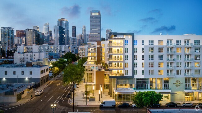 Building Photo - Emerald Rental