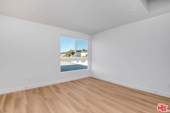 Photo - 10801 Kling St